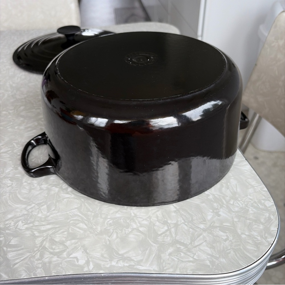 Le Creuset #26 5.5 qt black glossy Dutch oven in almost perfect condition - Picture 6 of 8